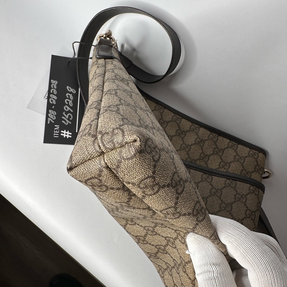 Authentic Gucci GG Supreme Messenger Bag 388924 - Picture 5 of 8